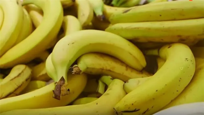 Желтые бананы на полках