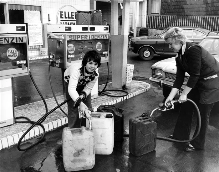 7 ноября 1973 года в связи с топливным кризисом водителей попросили без паники покупать бензин.