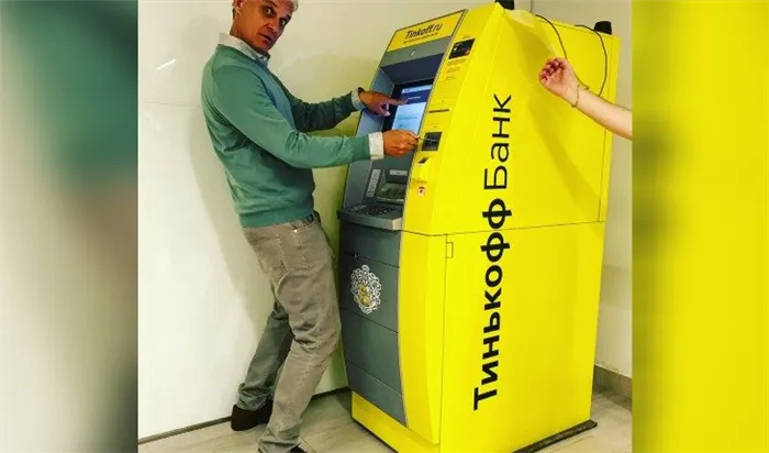 ТинькоффБанк открыл свой первый банкомат