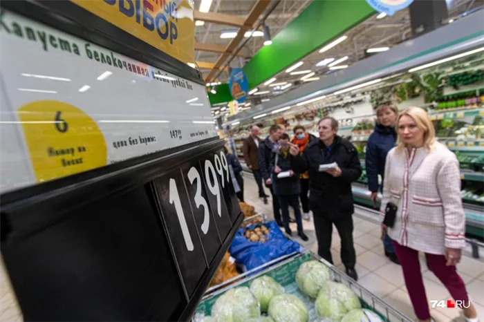 По данным Росстата, даже в среднем цена на капусту составляет около 100 рублей за килограмм, но в магазинах можно встретить и более высокие цены.