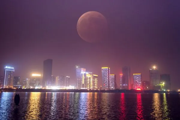 Во время полного лунного затмения в Хэфэй, Китай.
