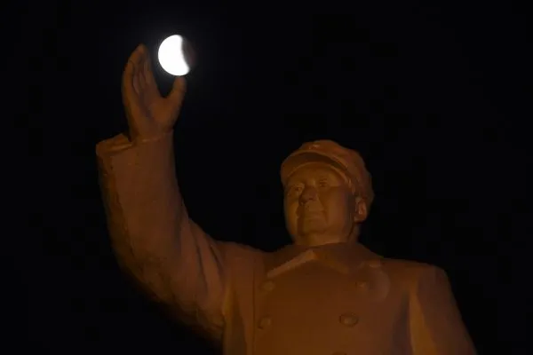 Луна в руках Мао Цзэдуна в Ухане, Хубэй, Китай.