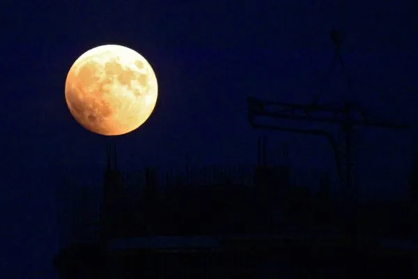 Полное лунное затмение на Дальнем Востоке.
