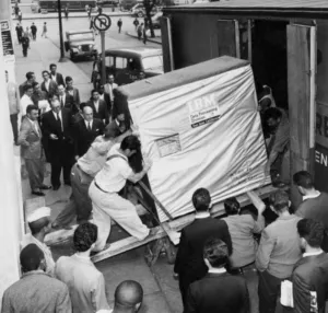 Загрузка жесткого диска IBM, 1954 год.