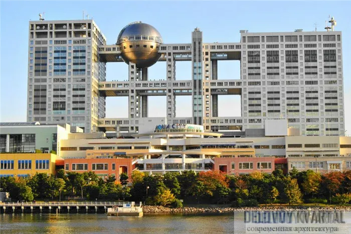 Штаб-квартира телекомпании Fuji TV в Токио. Архитектор - К. Танге. Строительство 25-этажного здания, имеющего странный футуристический вид, продолжалось три года. Самой впечатляющей частью конструкции является 52-метровый металлический шар весом около 1 200 тонн. Пуля была собрана на земле и поднята на высоту 125 метров. Пуля служит смотровой площадкой, с которой открывается живописный вид на Токийский залив.