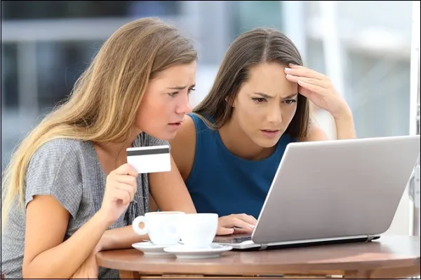 Две девушки на ноутбуке