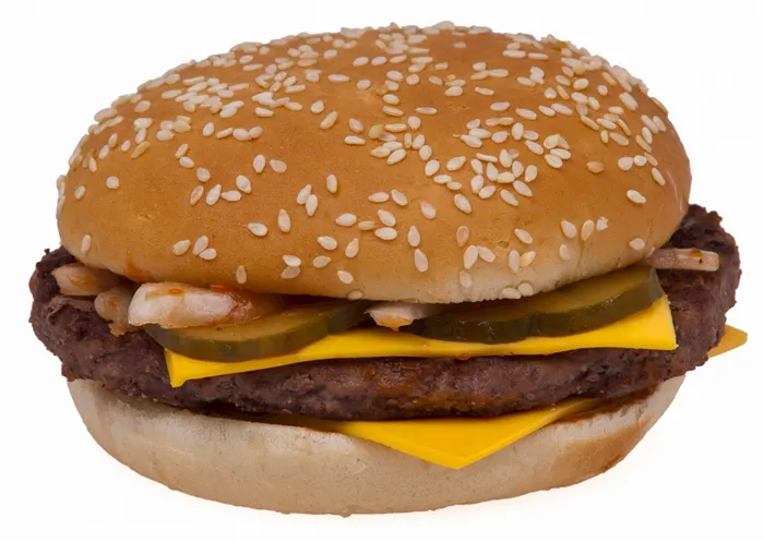 Классический чизбургер от McDonald's.