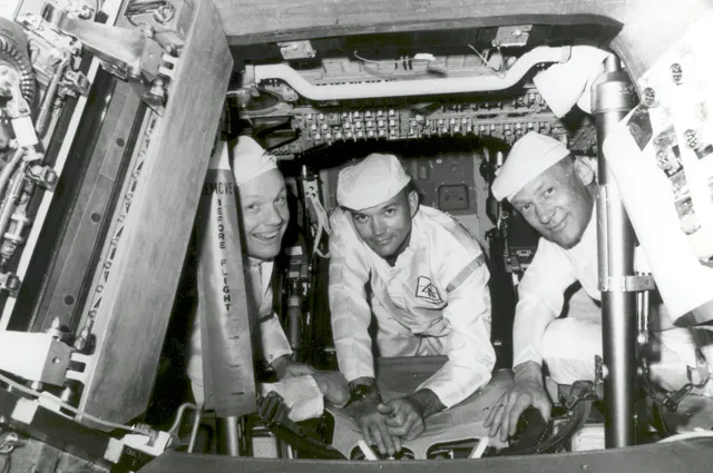 Нил Армстронг, Майкл Коллинз и Эдвин Олдрин (слева направо) в кабине управляемого аппарата во время одной из тренировок на Земле.