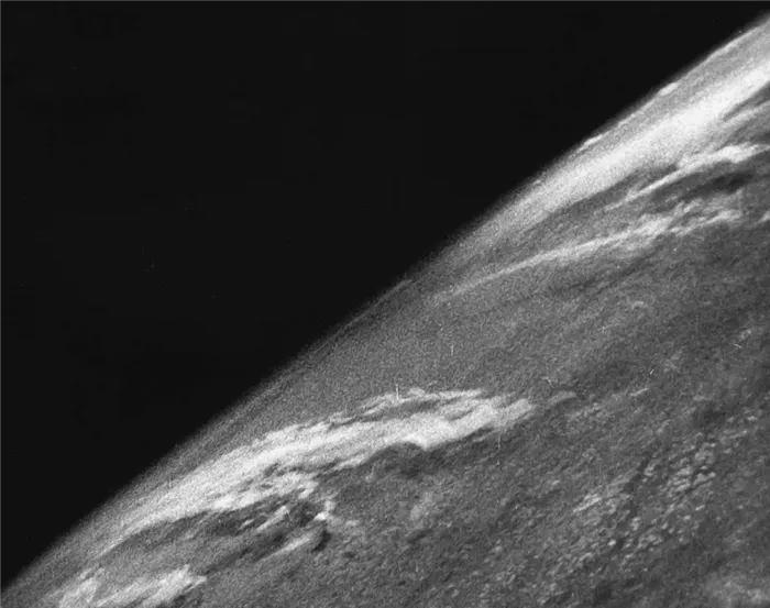 Вид Земли из космоса во время послевоенного запуска одной из V-2, захваченных американцами 24 октября 1946 года. Этот снимок был сделан ракетой, которая могла бросить снаряд только на 105 километров, но немцы все же запустили V-2. В 1944 году их протяженность достигла 188 километров.