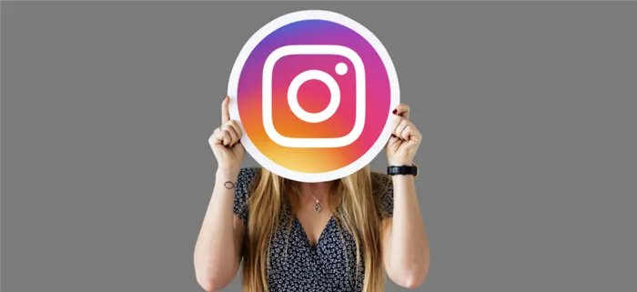 Девушка прячется за логотипом Instagram.