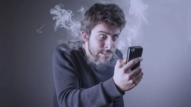 Изображение мужчины, делающего звонок с сигаретой