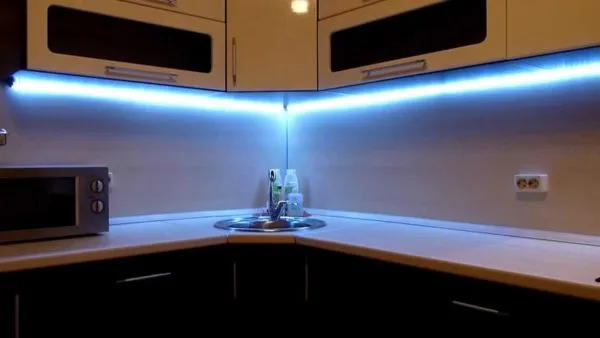Освещение под шкафами с помощью светодиодных лент: выбор компонентов, схема и монтаж на месте