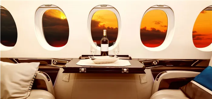 Роскошный интерьер самолета с оранжево-красными закатными иллюминаторами