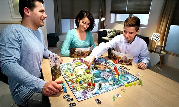 Общие игры сближают семью и позволяют им одновременно обсуждать планы и проблемы.
