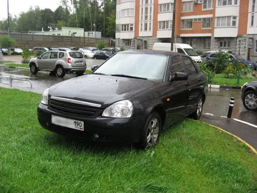 Машина припаркована на газоне