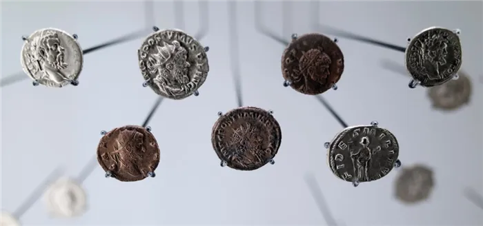 древние монеты на сером фоне
