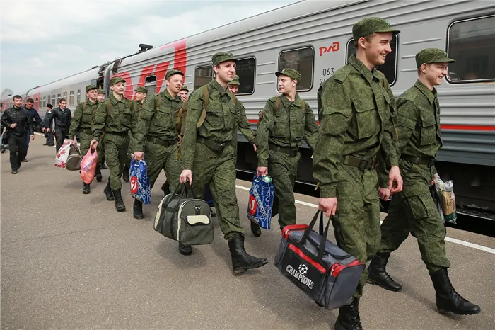 Солдаты на вокзале