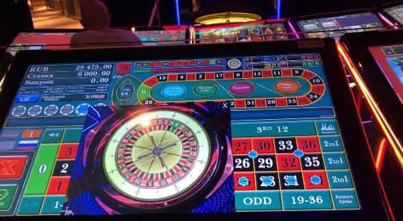 Игровые автоматы на полу казино