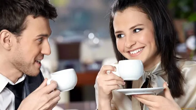 мужчина и женщина пьют чай