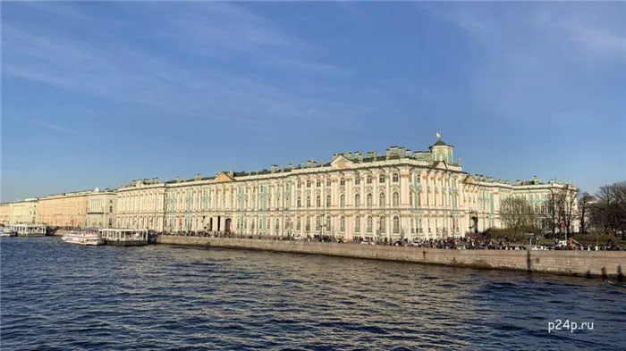Зимний дворец со стороны Дворцовой набережной