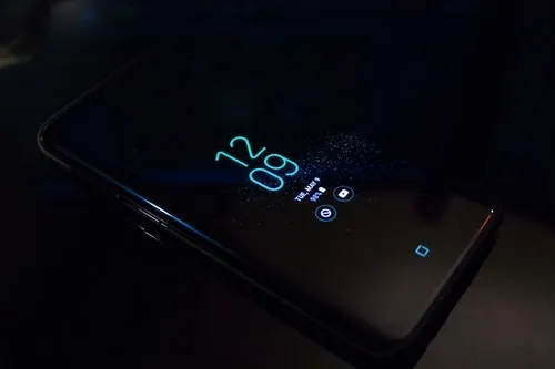 black android smartphone lock screen
