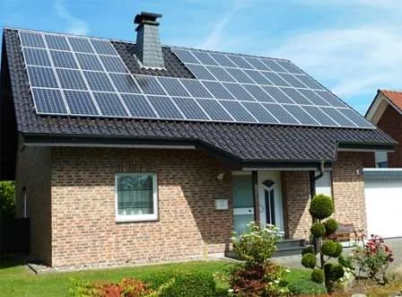 Рассмотрим преимущества и характеристики различных типов солнечных батарей, среднерыночную стоимость комплекта, особенности монтажа и эксплуатации автономных электростанций в частном доме.