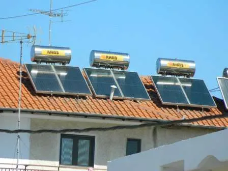 На случай одновременного отключения основного канала электроснабжения и дефицита солнечного света следует приобрести небольшой по объему электрогенератор.