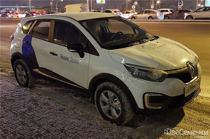 Renault Kaptur от Яндекса на парковке