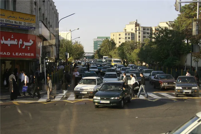 Почти все машины вокруг - иранского производства. Импортные тоже есть, но их могут позволить себе только настоящие богачи