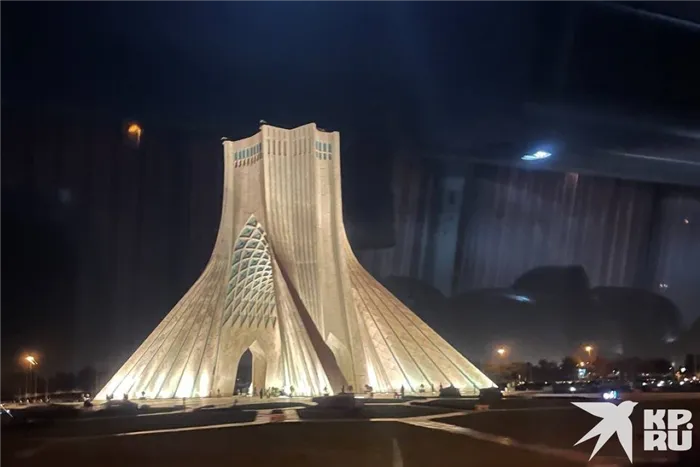 Первое, что видят прибывшие в столицу Ирана - башня Азади. Ее называют «воротами в Тегеран» - она расположена на главной дороге, ведущей в город с запада