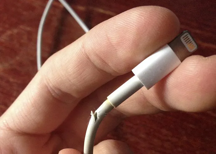 Что делать если кабель на iPhone 5 не сертифицированный и не заряжает смартфон?