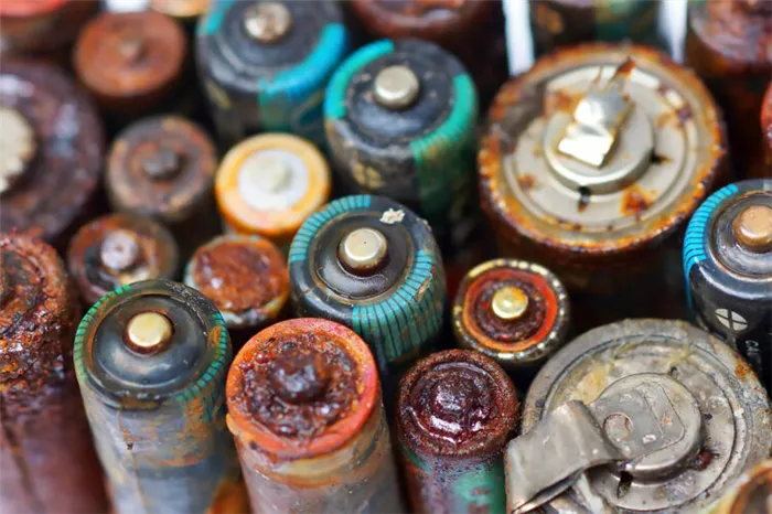 Бесполезна и очень опасна: почему нельзя выбрасывать использованные батарейки