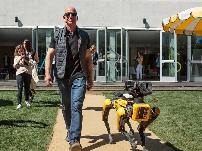 Джефф Безос и Робот-собака Atlas Boston Dynamics