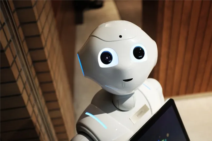 Известный во всем мире робот Pepper из Японии - пример робота, внешне похожего на человека