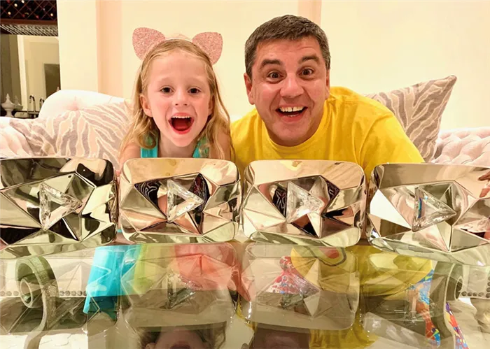 Анастасия и её отец с их четырьмя бриллиантовыми кнопками YouTube. Фото © Wikipedia