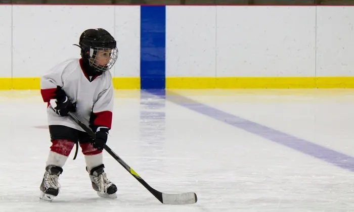 Выбирать хоккейную клюшку нужно в зависимости от возраста, роста и веса