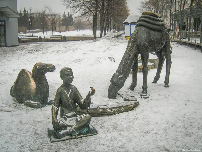Скульптура с верблюдами на Кировке