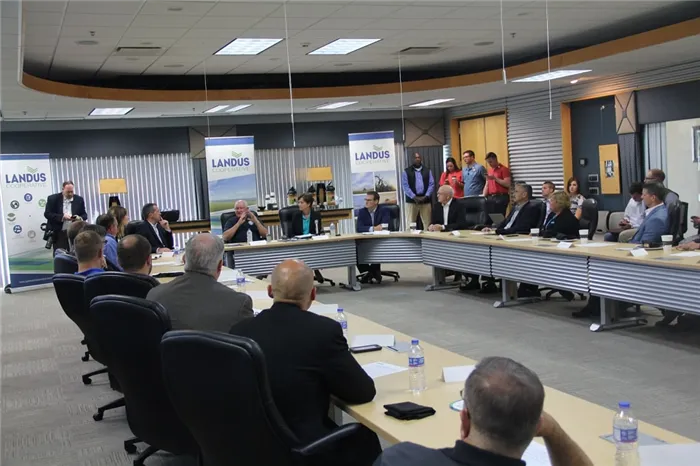 Собрание мэрии в корпорации Landus. Все сидят за U-образным столом в 2018 году.
