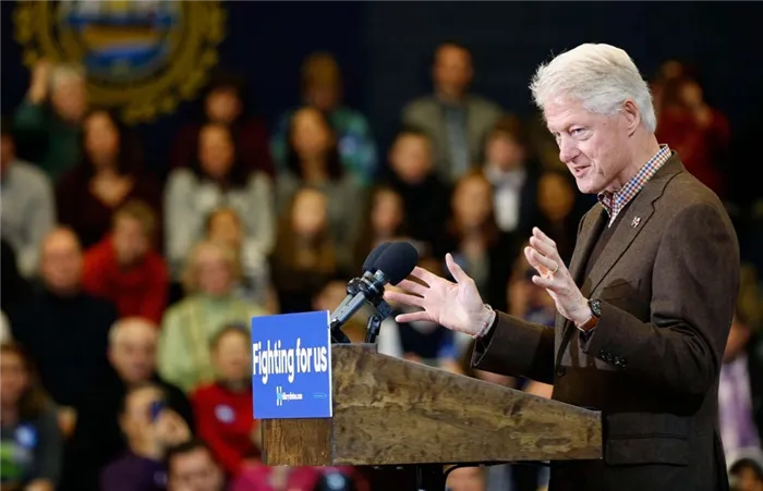 Билл Клинтон выступает с речью на предвыборном митинге.