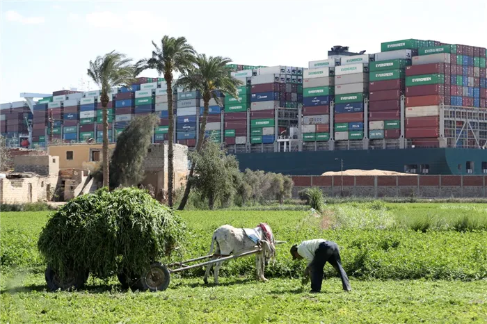 Контейнеровоз Ever Given, который сел на мель в Суэцком канале, Египет, 27 марта 2021 года