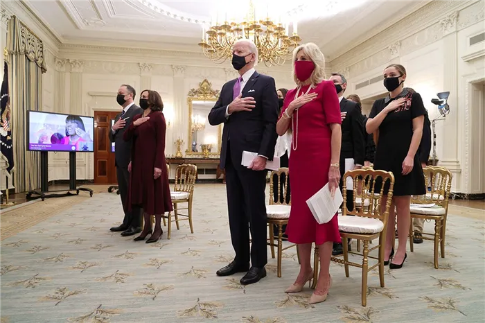 Президент США Джо Байден и первая леди Джилл Байден исполняют государственный гимн в Белом доме в Вашингтоне, США, 21 января 2021 года