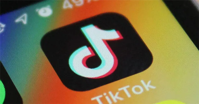 Что происходит? Google удалила миллионы негативных отзывов TikTok в Google Play. Это приложение продолжают окружать скандалы. Фото.