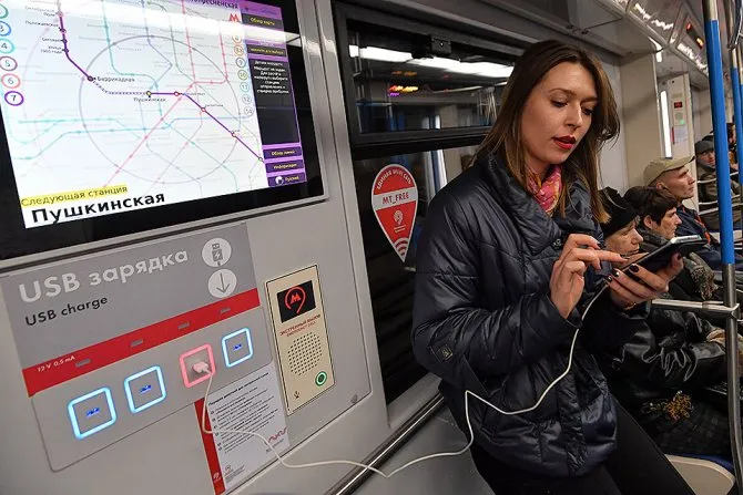 Зарядка мобильных устройств в вагоне столичного метро.