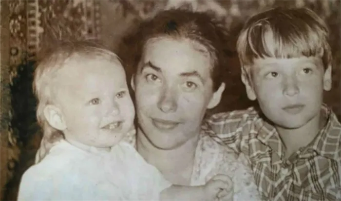Сергей Жуков в детстве (на фото: справа)