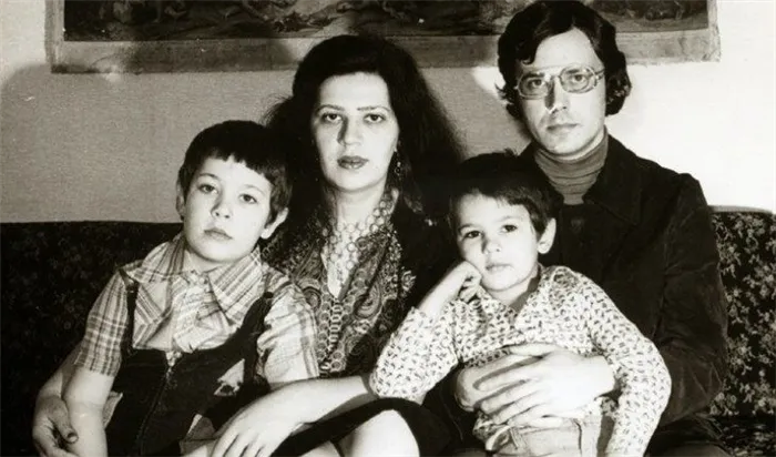 Артемий Лебедев с родителями и старшим братом