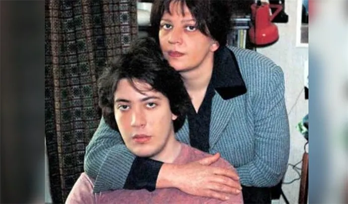 Артемий Лебедев в юности (на фото: с мамой)