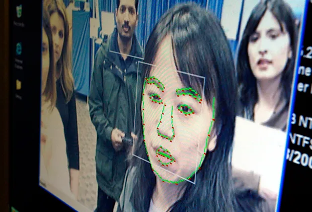 Лицо ученого исследовательского центра Microsoft Corp. в Пекине во время демонстрации системы распознавания лиц