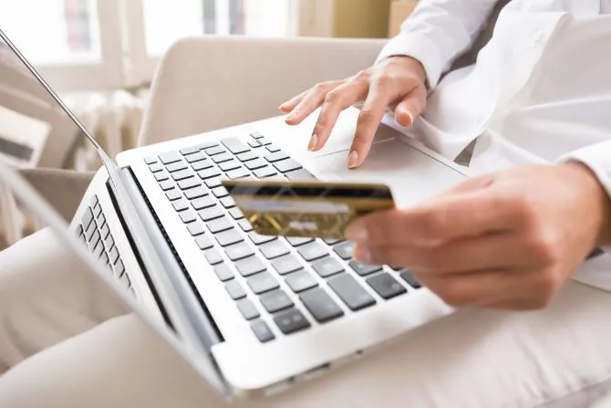 Кто-то оплачивает товары онлайн с помощью кредитной карты