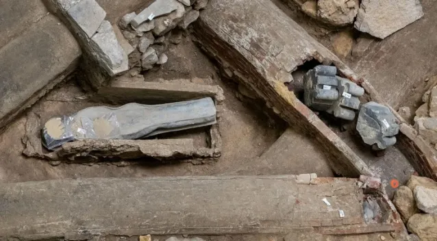 В свинцовом саркофаге из собора Парижской Богоматери обнаружили останки аристократа с распиленным черепом
