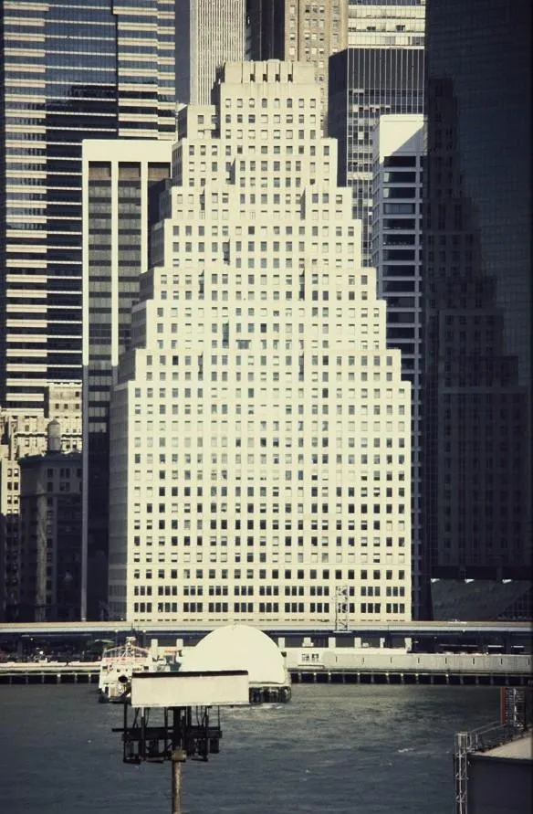 1.2. Безымянное здание на Уолл-стрит, 120. Строительство завершено в 1930г. Здание в форме зиккурата - фронтон Нью-Йорка при виде с Ист Ривер.
